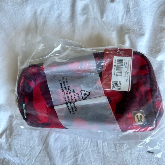 Lunar New Year 2024 Everywhere Belt Bag 1L - Picture 3 of 3